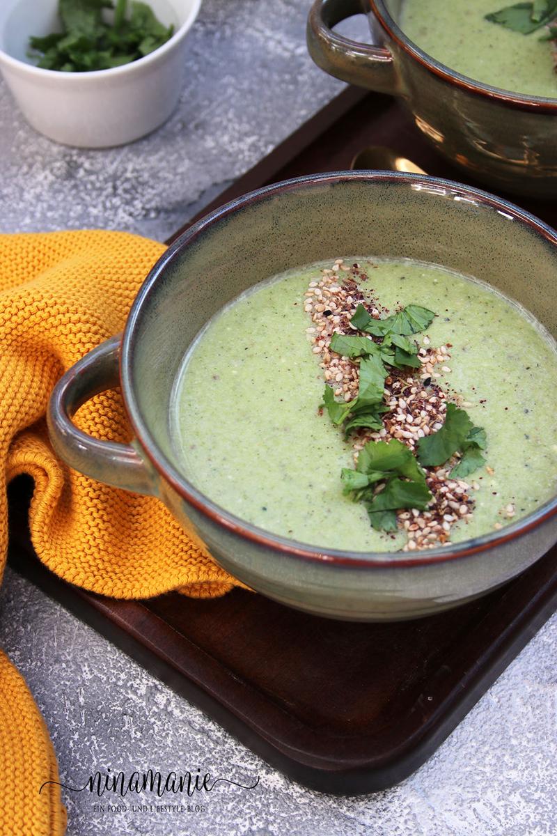 Rezeptbild: Brokkolisuppe mit Tahin und Dukkah