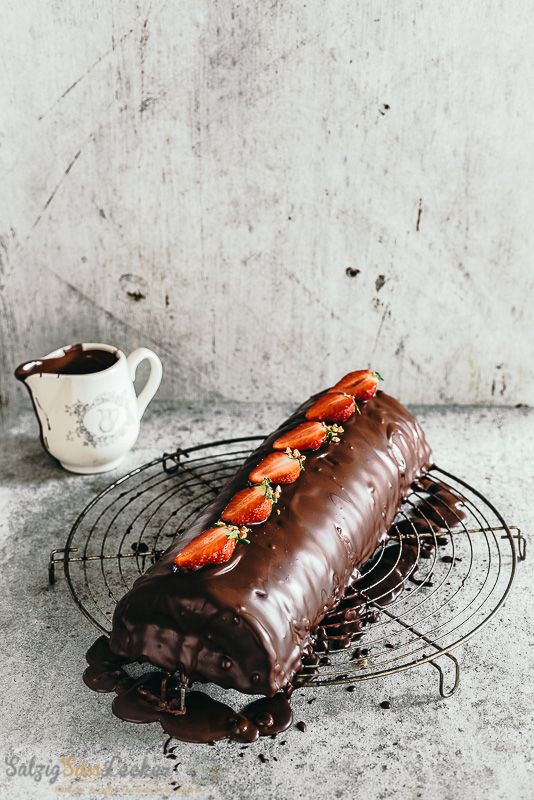 Rezeptbild: MARZIPAN-REHRÜCKEN – MIT FEINER ZARTBITTERKUVERTÜRE
