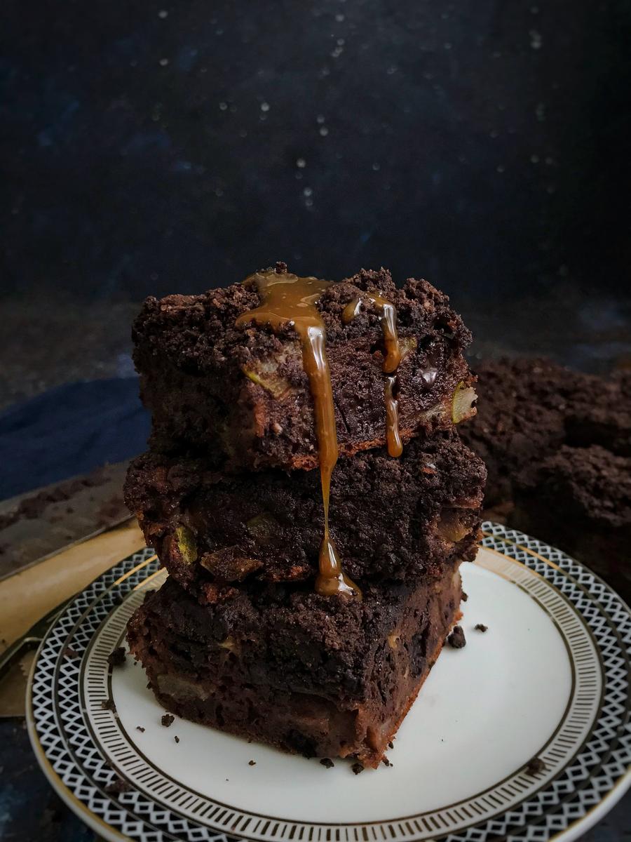 Rezeptbild: Schokoladiges Bananenbrot mit Birnen und Streuseln