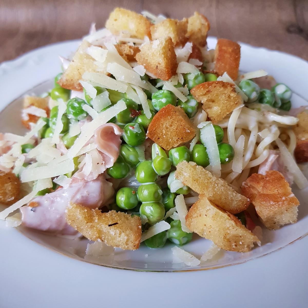 Rezeptbild: Spaghetti, Parmesan-Brot-Brösel, Schinken, Erbsen - Sahnesoße