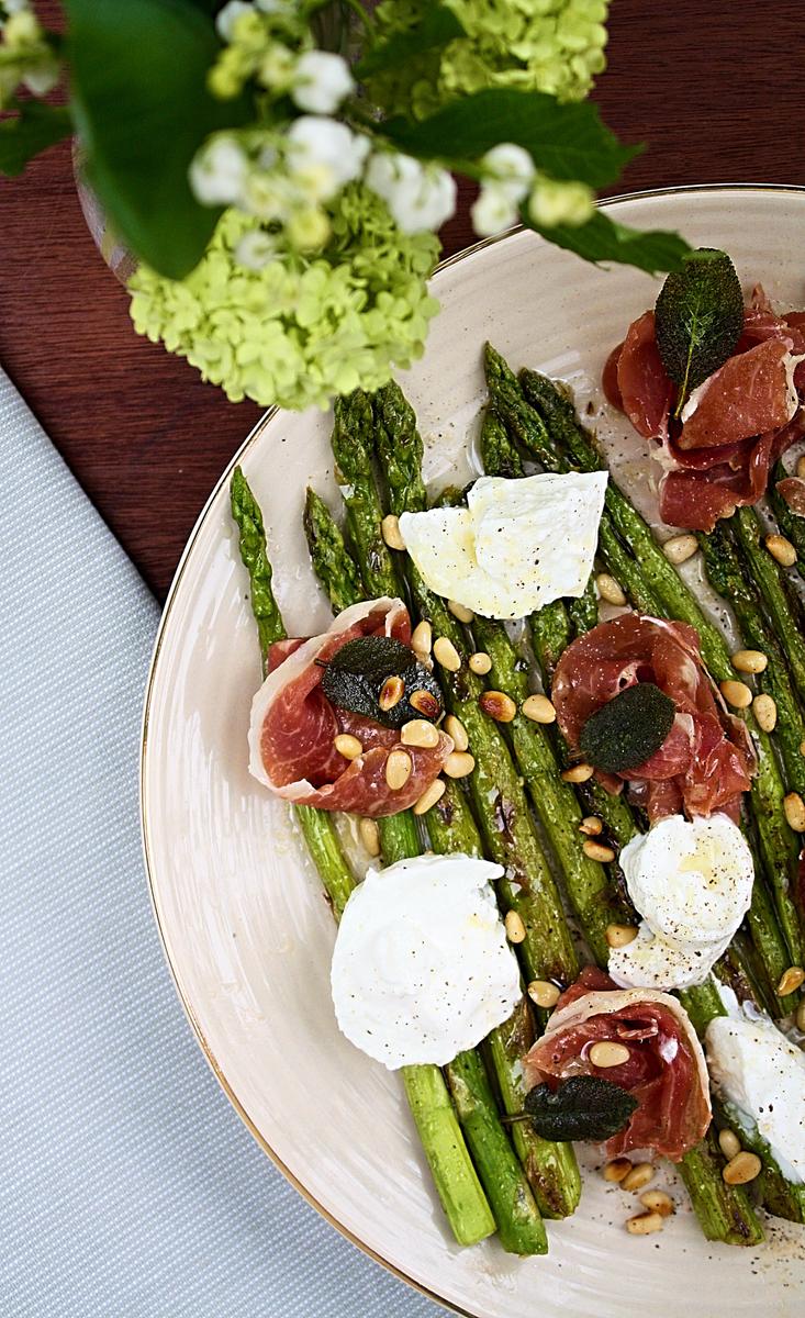 Rezeptbild: Grüner Spargel mit Burrata und Schinken
