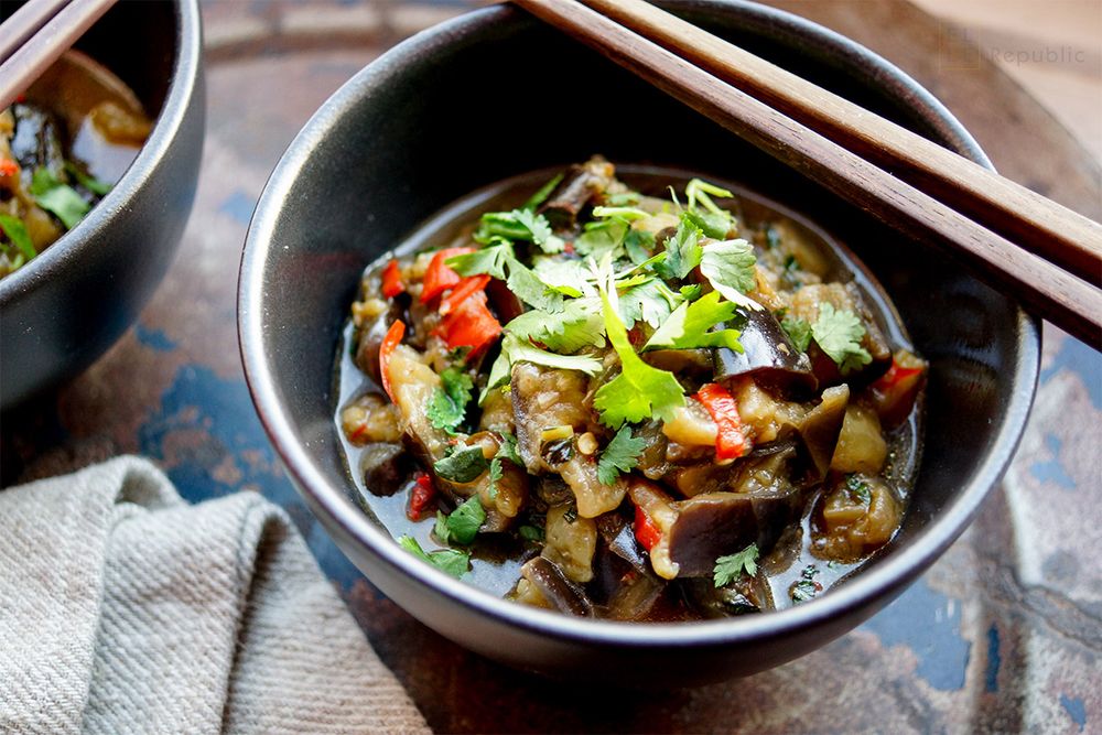 Rezeptbild: Geschmorte Aubergine mit würzigen Chilischoten