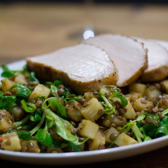 Rezeptbild: Duroc Schweinerücken Sous-Vide auf winterlich-asiatischem Linsensalat