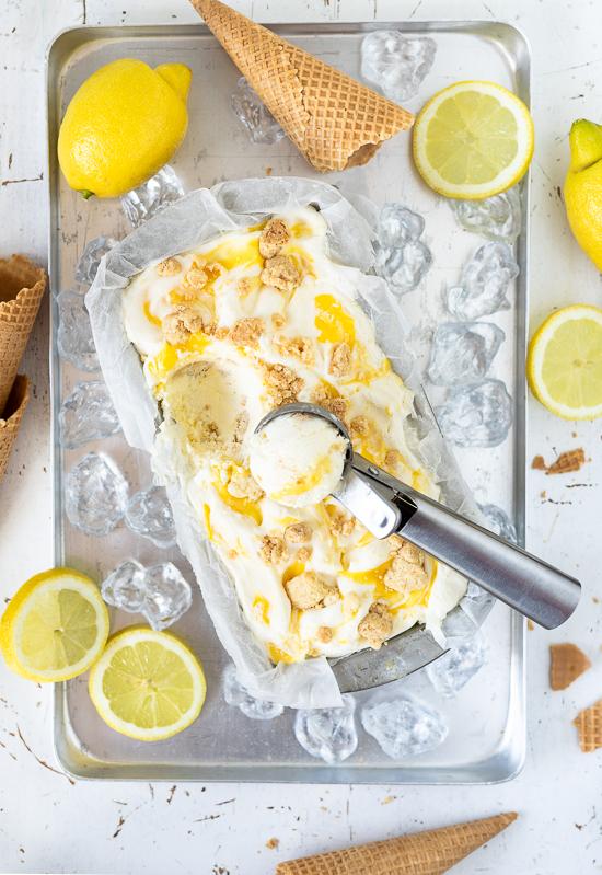 Rezeptbild: Ricotta-Lemoncurd no churn Eis mit Shortbread Streuseln
