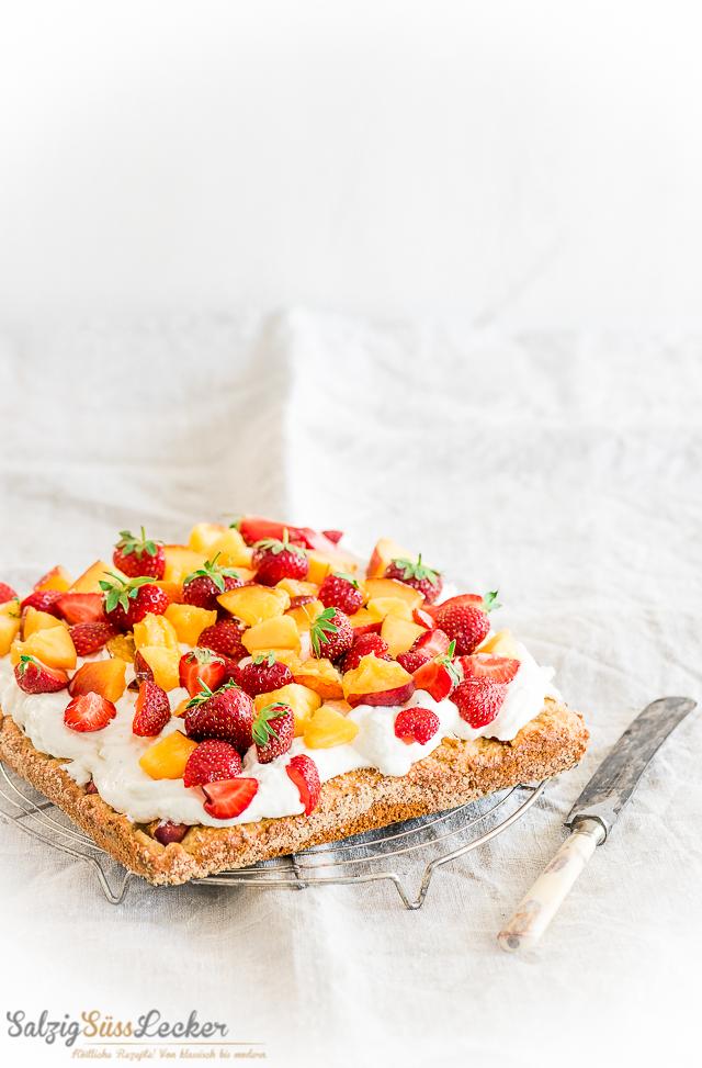 Rezeptbild: Pfirsich-Erdbeer-Kuchen mit marzipanigem Boden
