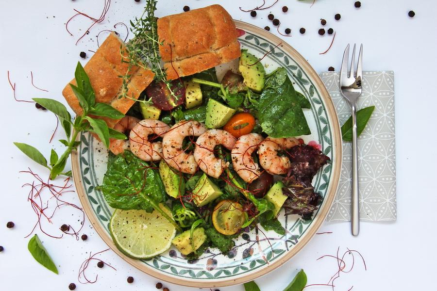Rezeptbild: Salat mit Avocado und Garnelen