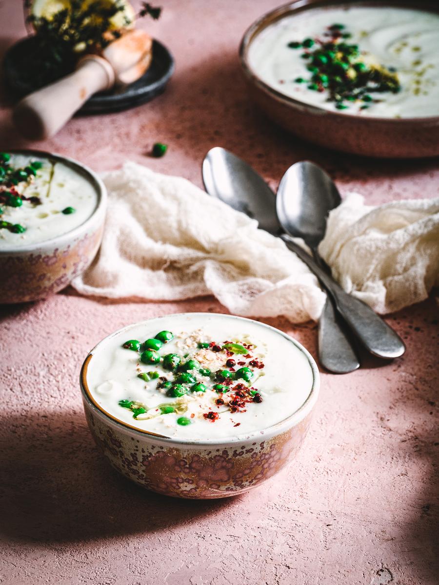 Rezeptbild: Geröstete Blumenkohlsuppe – vegan. Mit Erbsen, Hafercrunch und Steinpilzstaub.