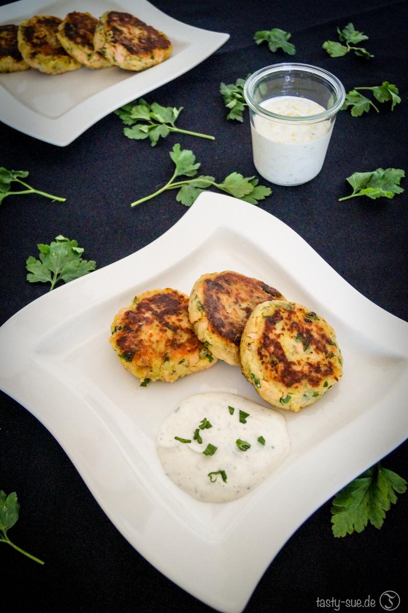 Rezeptbild: Lachs-Kartoffel-Pflanzerl mit Sauerrahmdip
