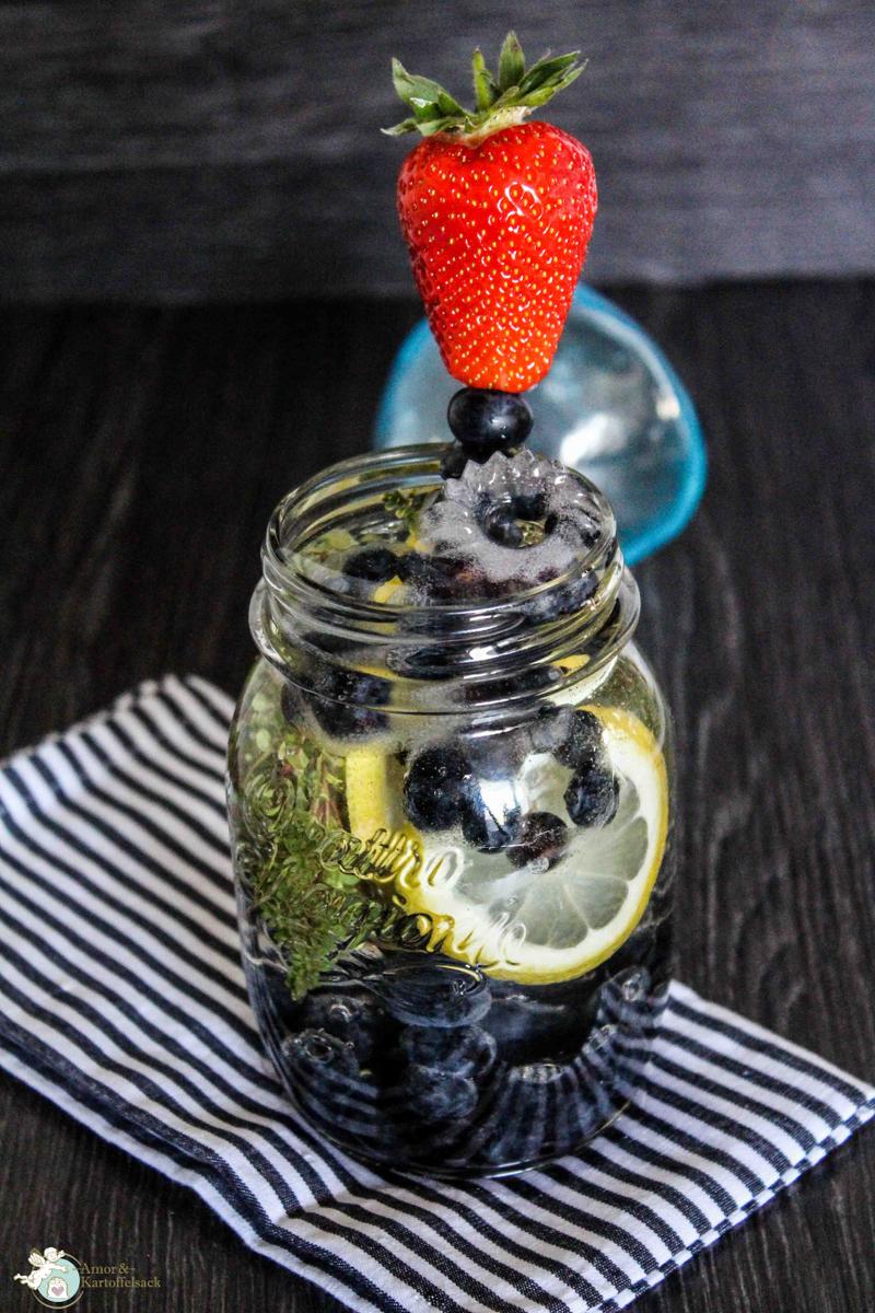Rezeptbild: Infused Water mit Heidelbeere, Thymian und Zitrone 