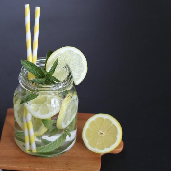 Rezeptbild: Holunderblüten-Zitronen Limonade mit Pfefferminz