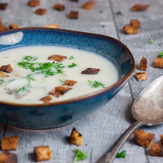 Rezeptbild: Spargelcremesuppe aus Spargelschalen mit Knoblauchcroûtons