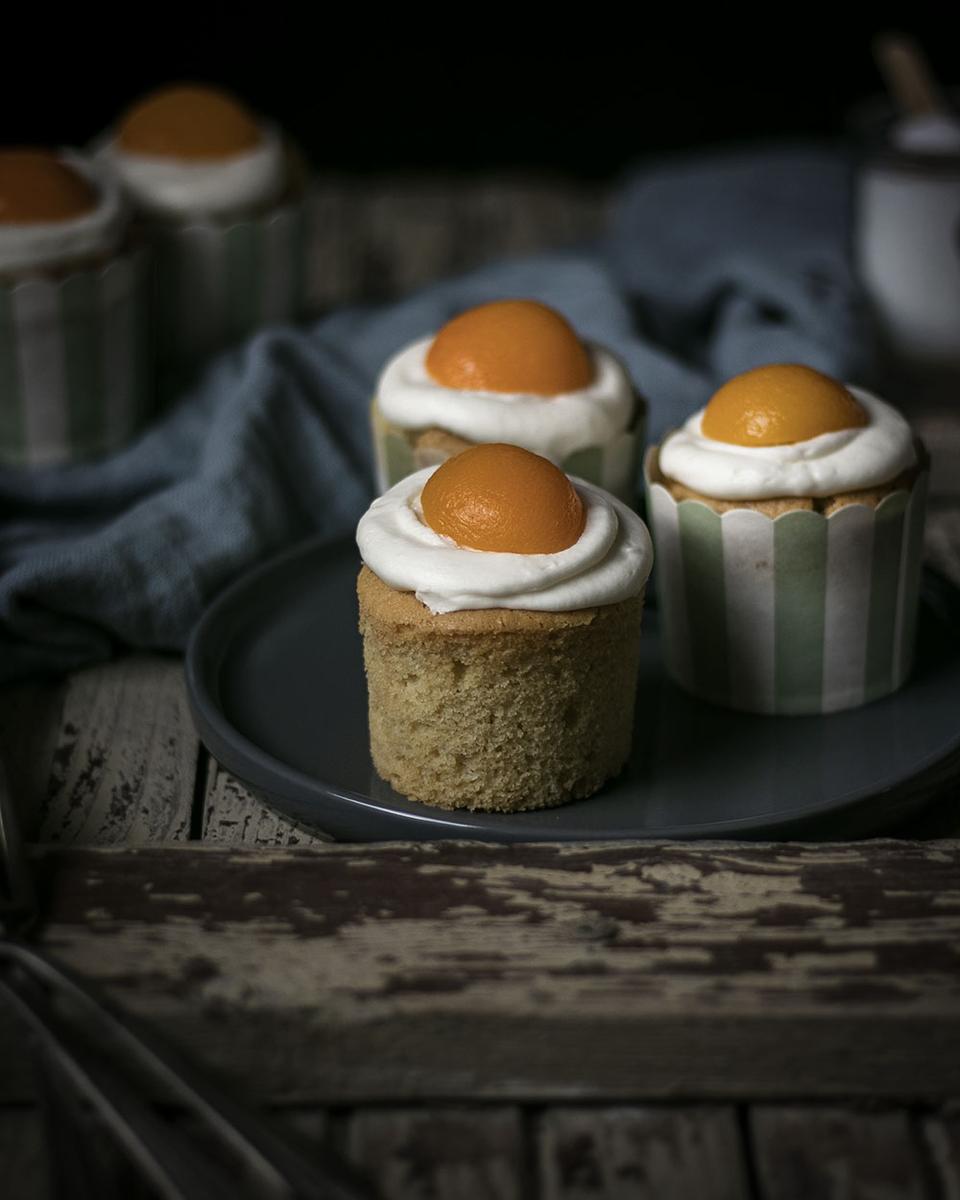 Rezeptbild: Vegane Spiegelei-Muffins mit Buttercreme & Aprikosen