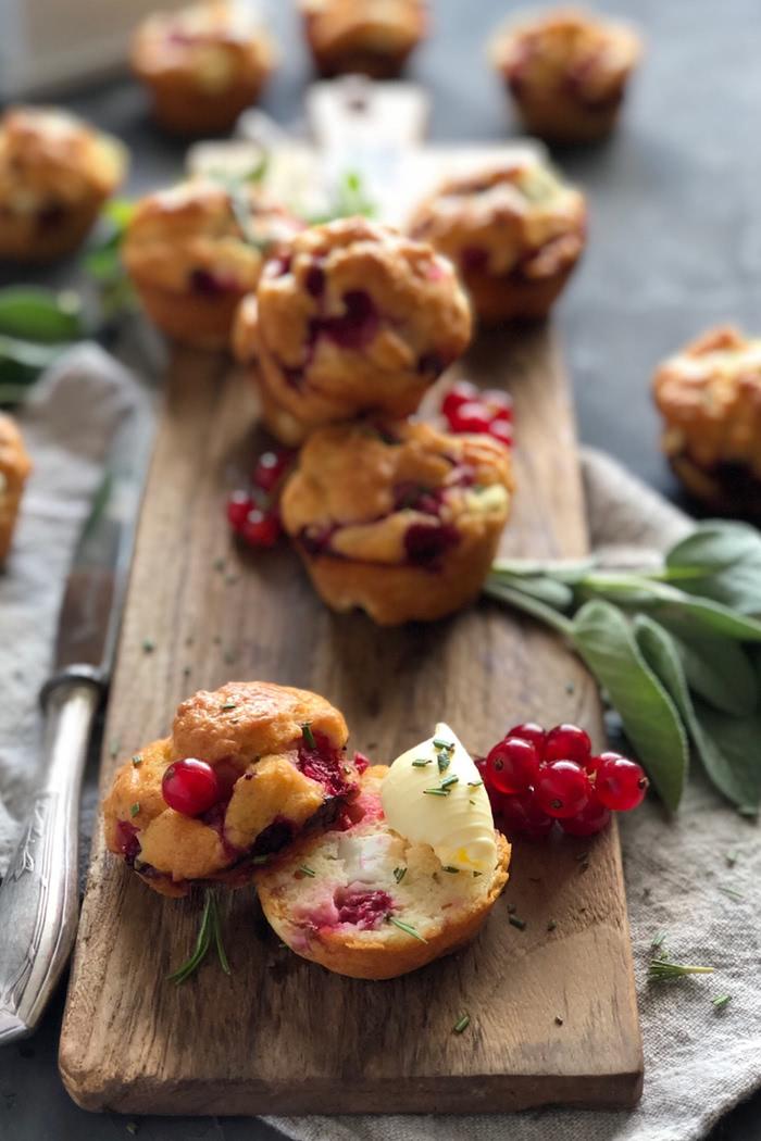 Rezeptbild: Herzhafte Muffins mit Johannisbeeren, Fetakäse und Rosmarin