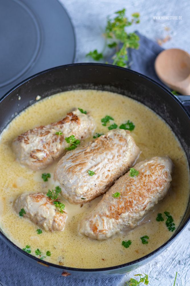 Rezeptbild: Putenrouladen in Zwiebel-Sahnesoße