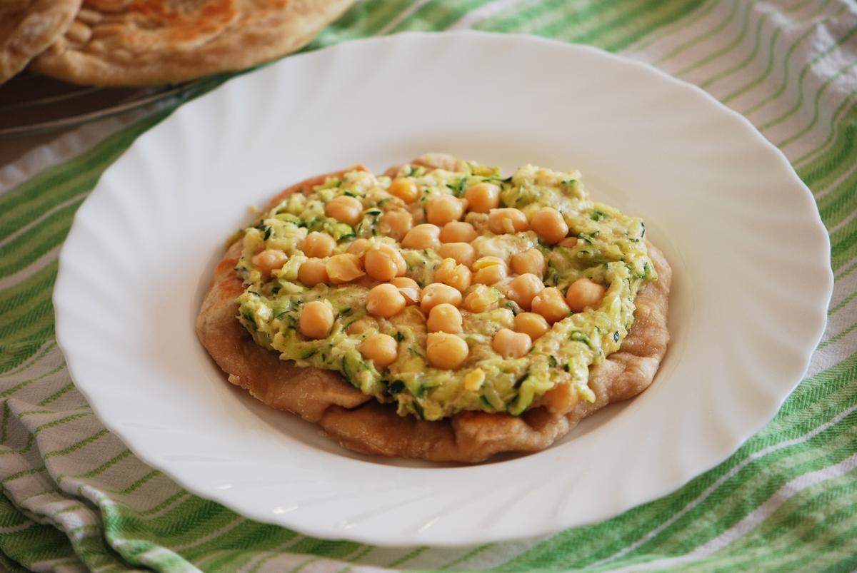 Rezeptbild: Schnelle Zucchini-Kichererbsen-Pizza (aus der Pfanne)
