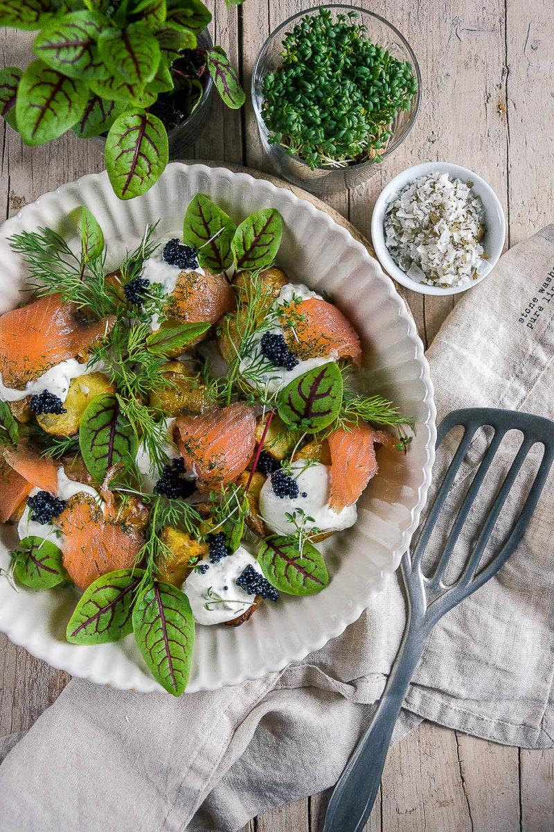 Rezeptbild: Smashed Potatoes mit geräuchertem Lachs