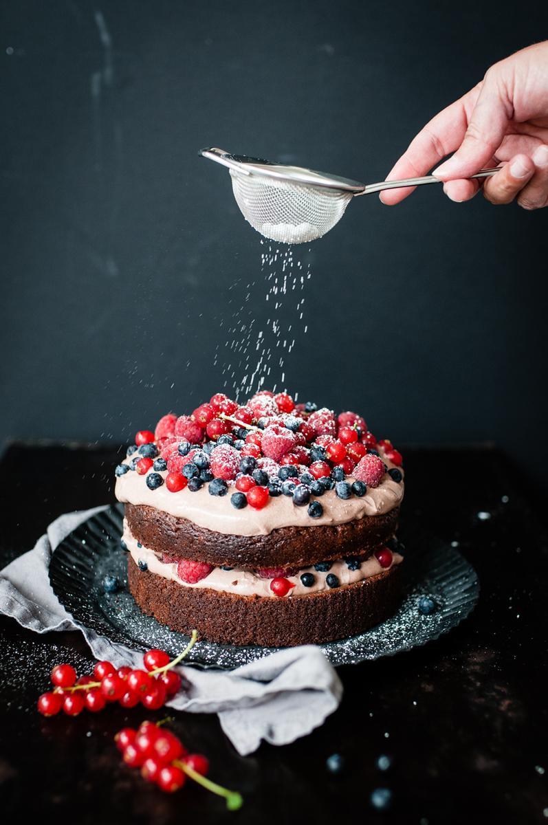 Rezeptbild: Saftige Brownietorte mit Kakaocreme und frischen Beeren
