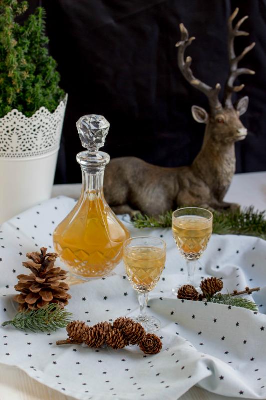 Rezeptbild: Quittenlikör mit Wintergewürzen