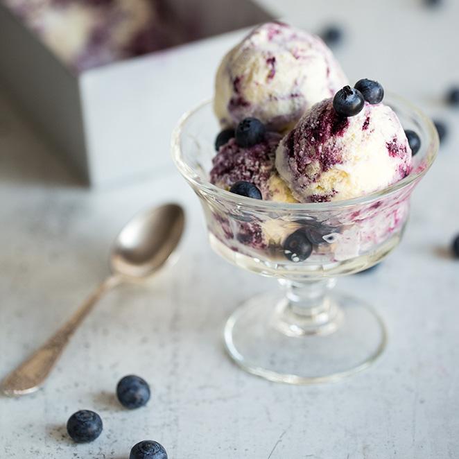 Rezeptbild: Joghurt-Eis mit Blaubeer-Swirl