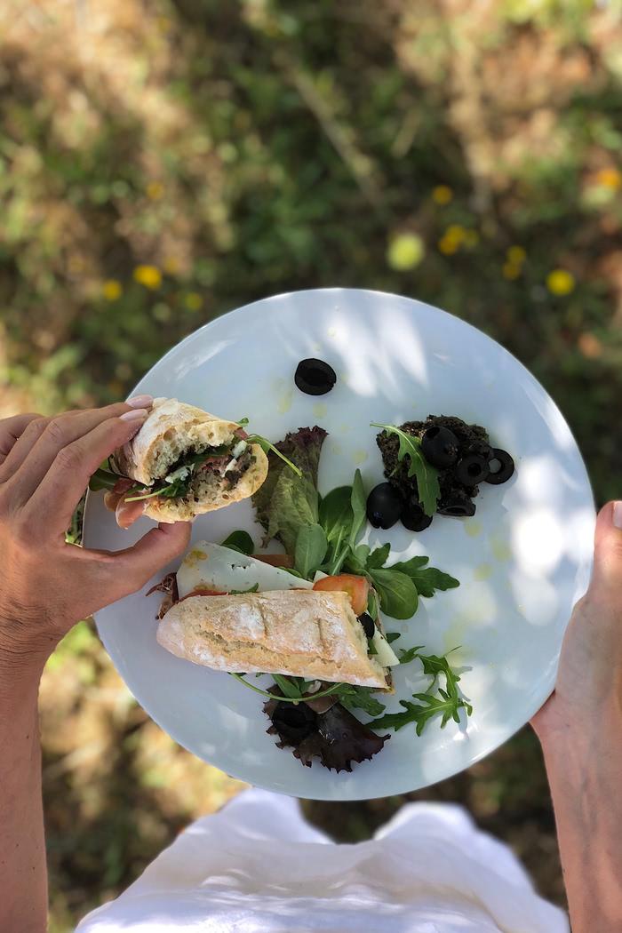 Rezeptbild: Mediterranes Sandwich aus frisch gebackenem Baguette mit selbstgemachter Olivenpaste