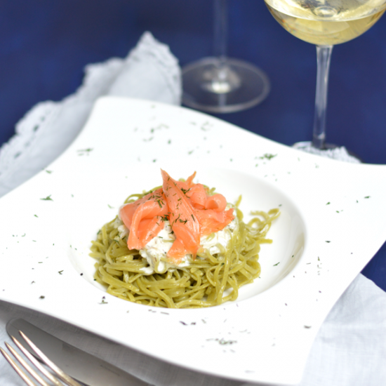 Rezeptbild: Räucherlachs an Weincremepasta