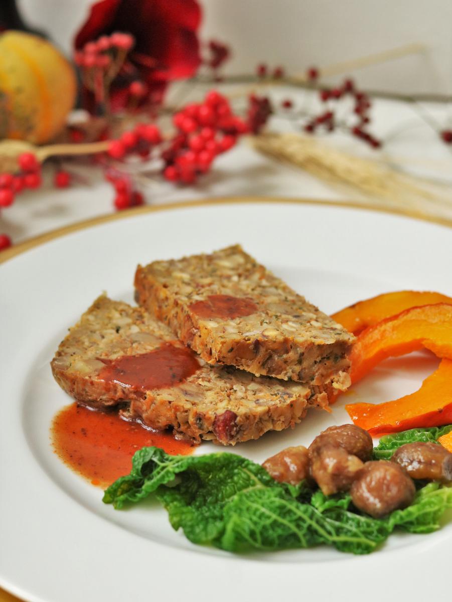 Rezeptbild: Vegetarischer Nussbraten mit glasierten Maronen