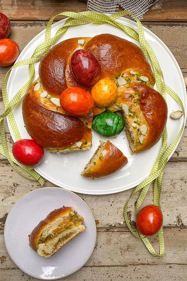 Rezeptbild: Osterkranz mit Pistazien und Aprikosen