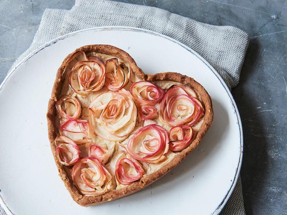 Rezeptbild: Zuckerreduzierter Apfel-Rosen-Kuchen