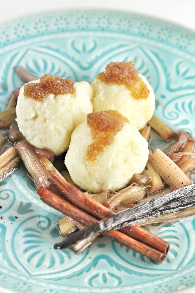 Rezeptbild: Grießknödel mit Gewürzrhabarber