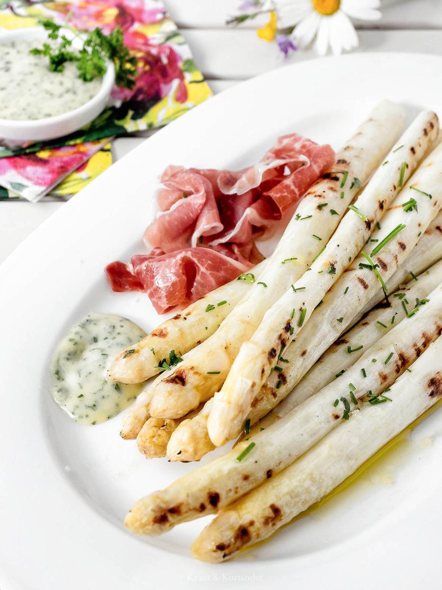 Rezeptbild: Gegrillter Spargel mit Kräutermayonnaise
