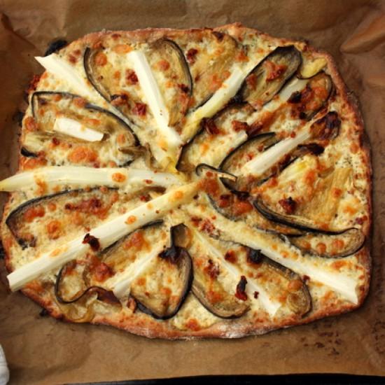 Rezeptbild: Weiße Pizza mit Spargel, getrockneten Tomaten und Auberginen
