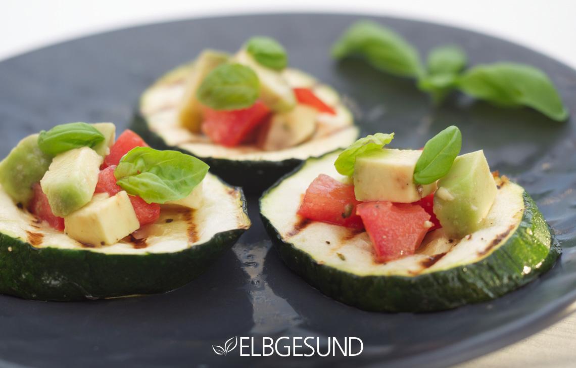 Rezeptbild: Bruschetta zum schlank bleiben – Zucchini-Bruschetta mit leckerer Avocado-Tomaten-Salsa