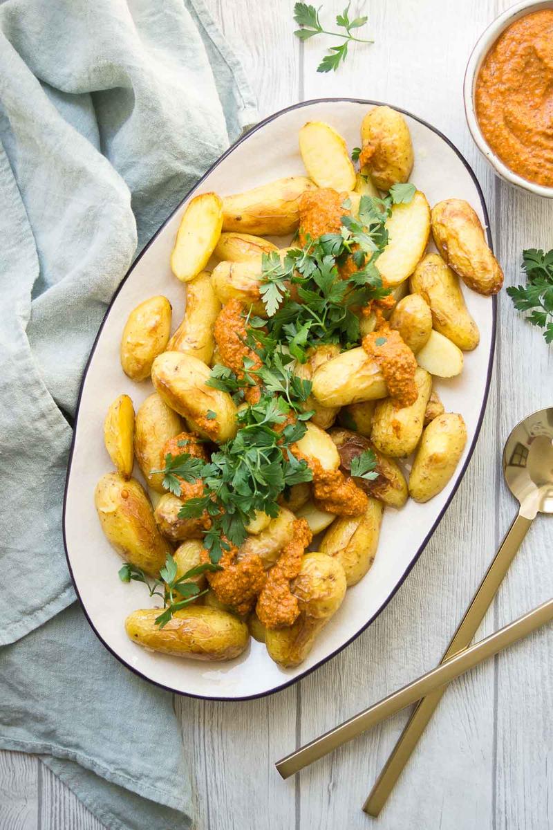 Rezeptbild: Ofen-Bratkartoffeln und spanische Romesco Sauce