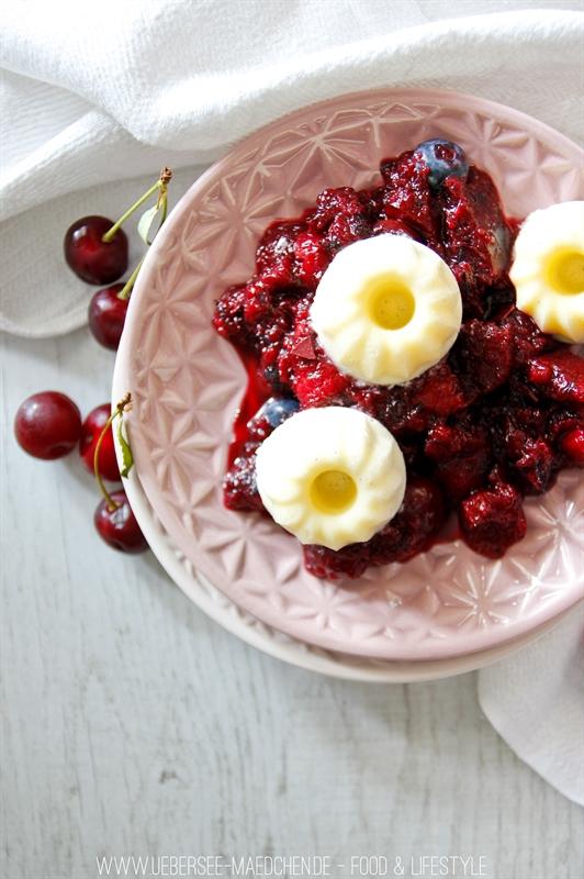 Rezeptbild: Vanilleeis mit roter Grütze nach Schwarzwälder Art