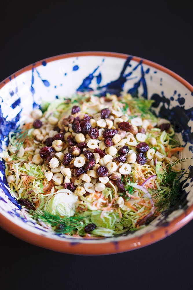 Rezeptbild: Coleslaw mit Rosenkohl, Cranberries, Haselnüssen und Joghurt-Dressing