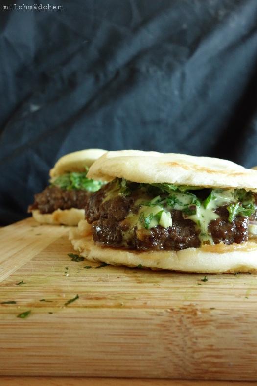 Rezeptbild: Geschmorte Lammburger mit-ohne-Lamm und Koriander-Mayonnaise 
