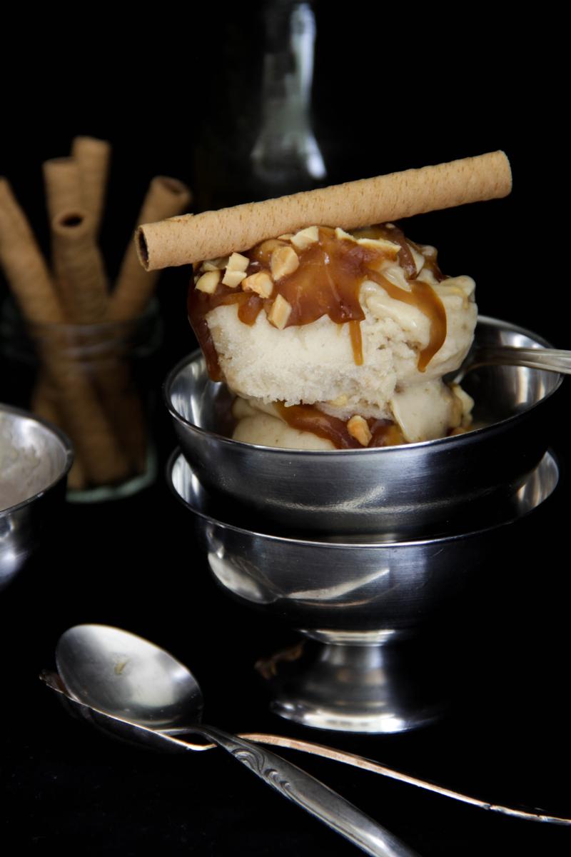 Rezeptbild: Bananen-Zimt-Nicecream mit Erdnüssen und Karamellsoße