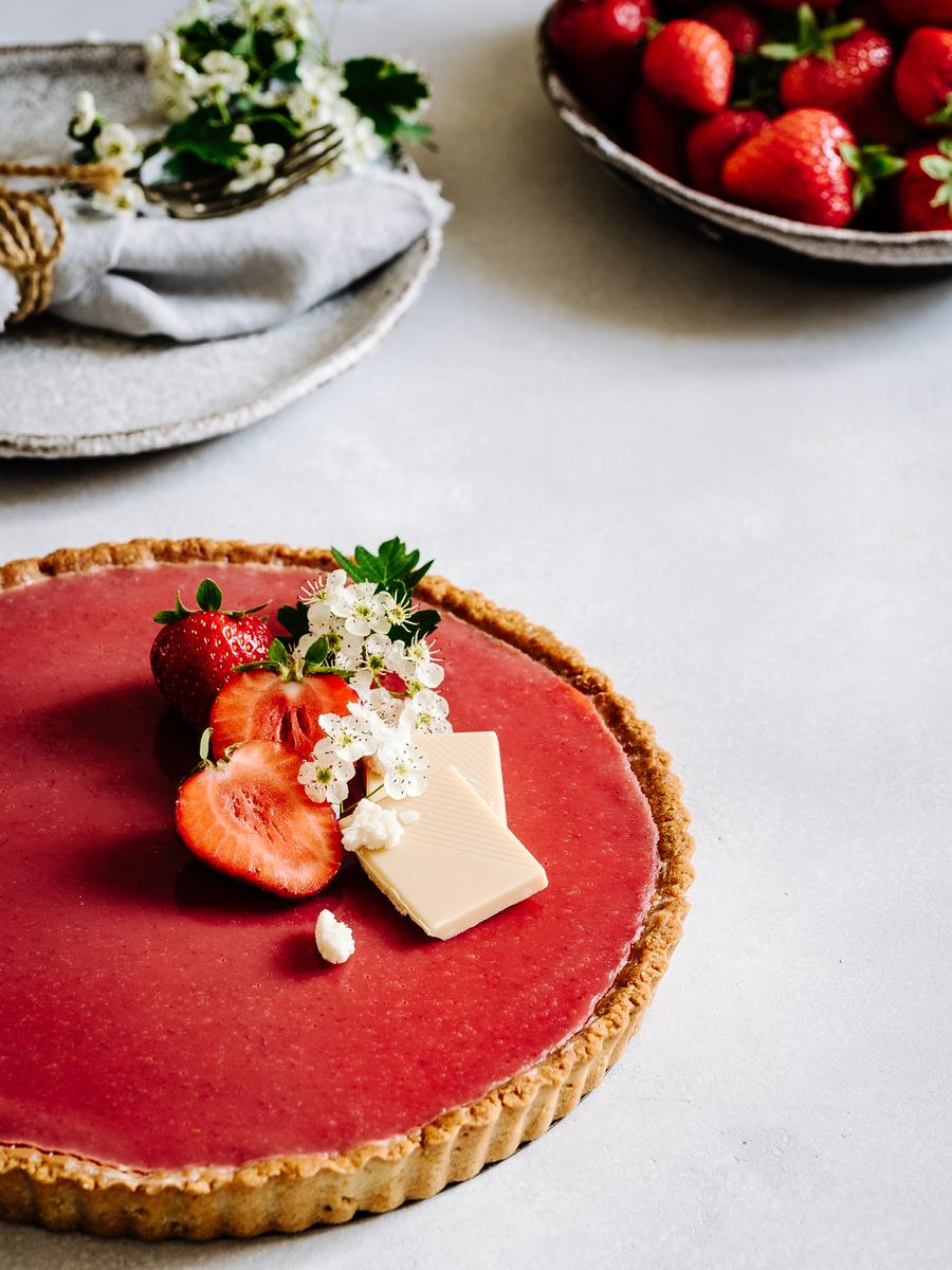 Rezeptbild: Weiße Schokoladentarte mit Kokosmilch & Vanille – Erdbeerspiegel