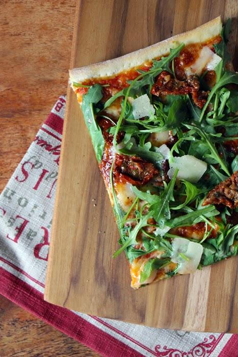 Rezeptbild: Pizza mit Rucola, Parmesan und getrockneten Tomaten