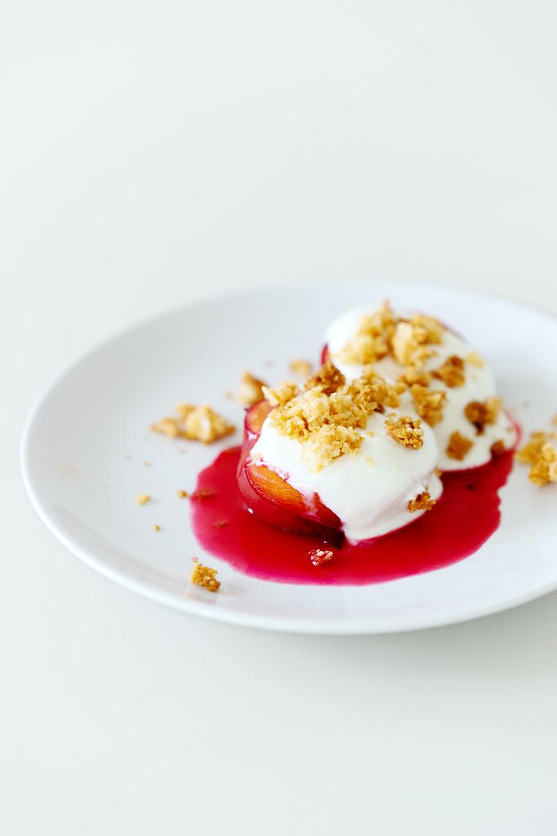 Rezeptbild: Geröstete Pflaumen mit Kardamom, griechischem Joghurt und Kokos-Streuseln