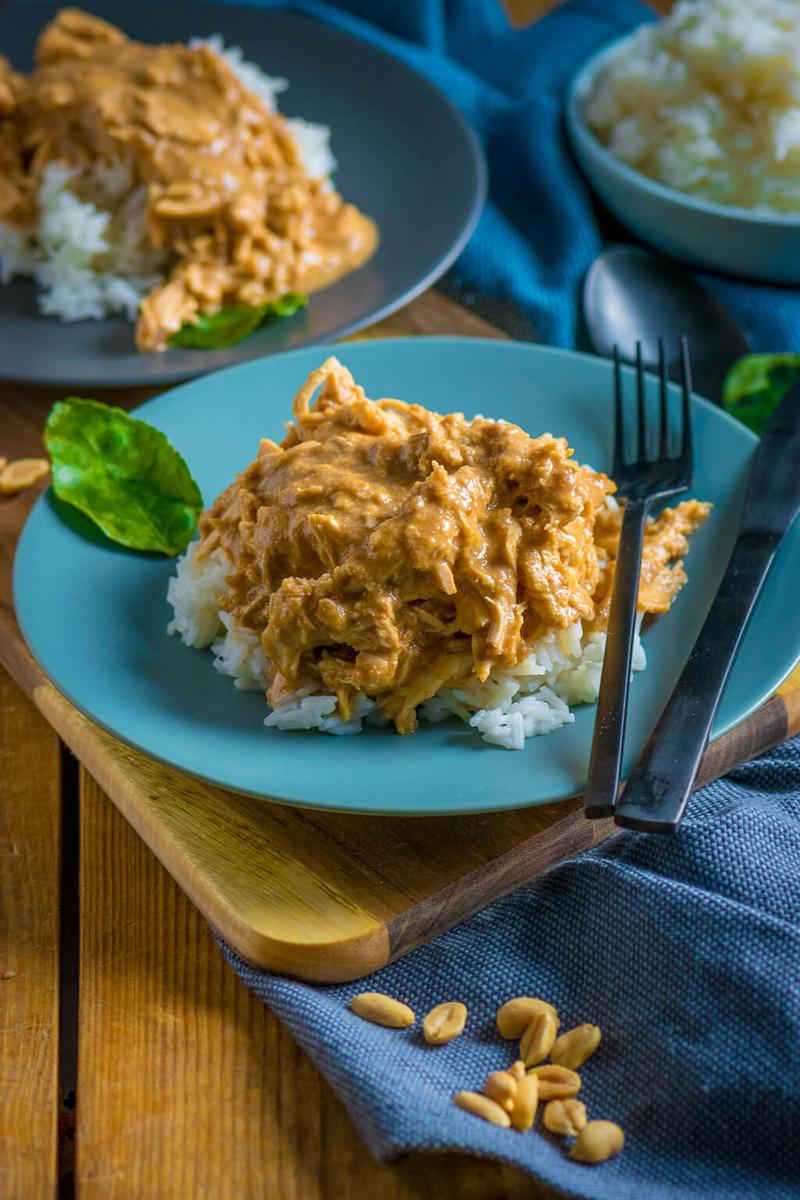 Rezeptbild: Pulled Chicken in cremiger Erdnusssauce - perfekt für den Slowcooker