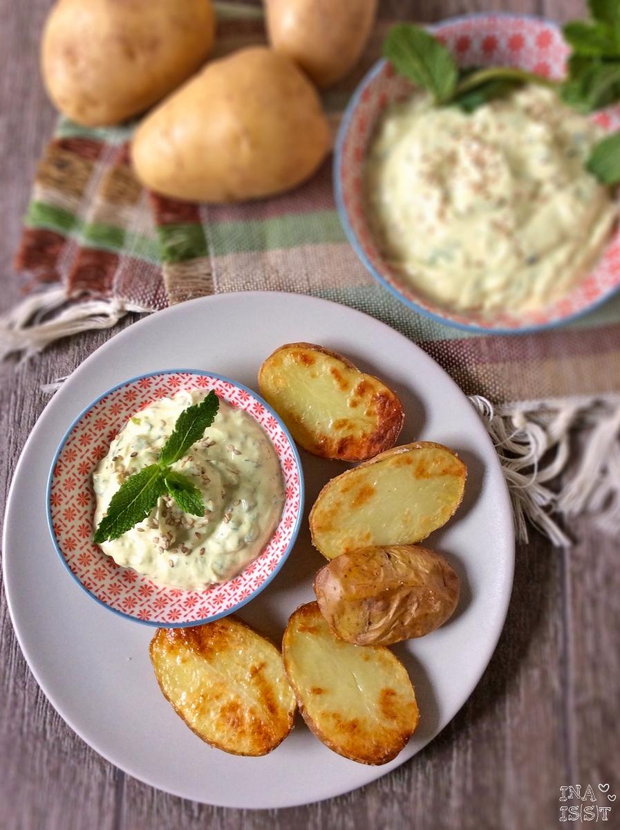 Rezeptbild: Ofenkartoffel mit Curry-Minzquark und Sesam