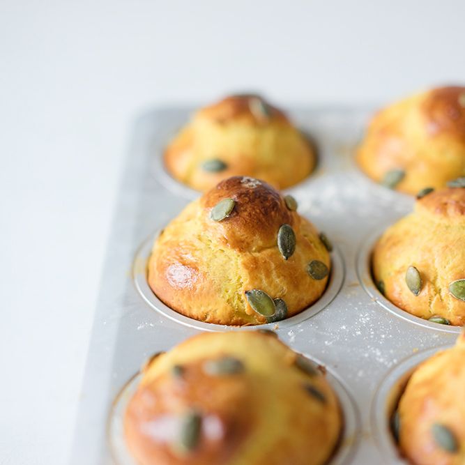 Rezeptbild: Butter-Brioches mit Kürbis und Kürbiskernen