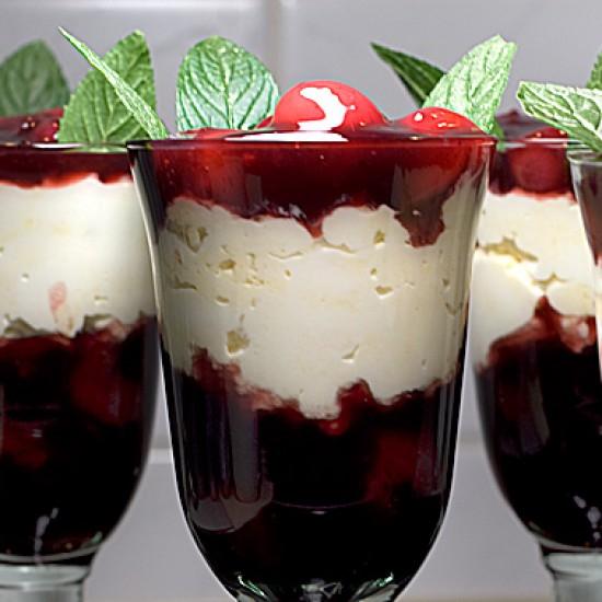 Rezeptbild: Rieslingmousse mit Kompott von roten Stachelbeeren