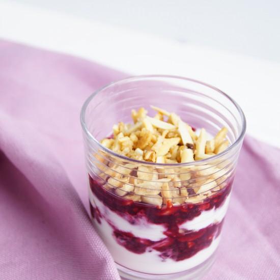 Rezeptbild: Joghurt-Beeren-Dessert mit Mandeln