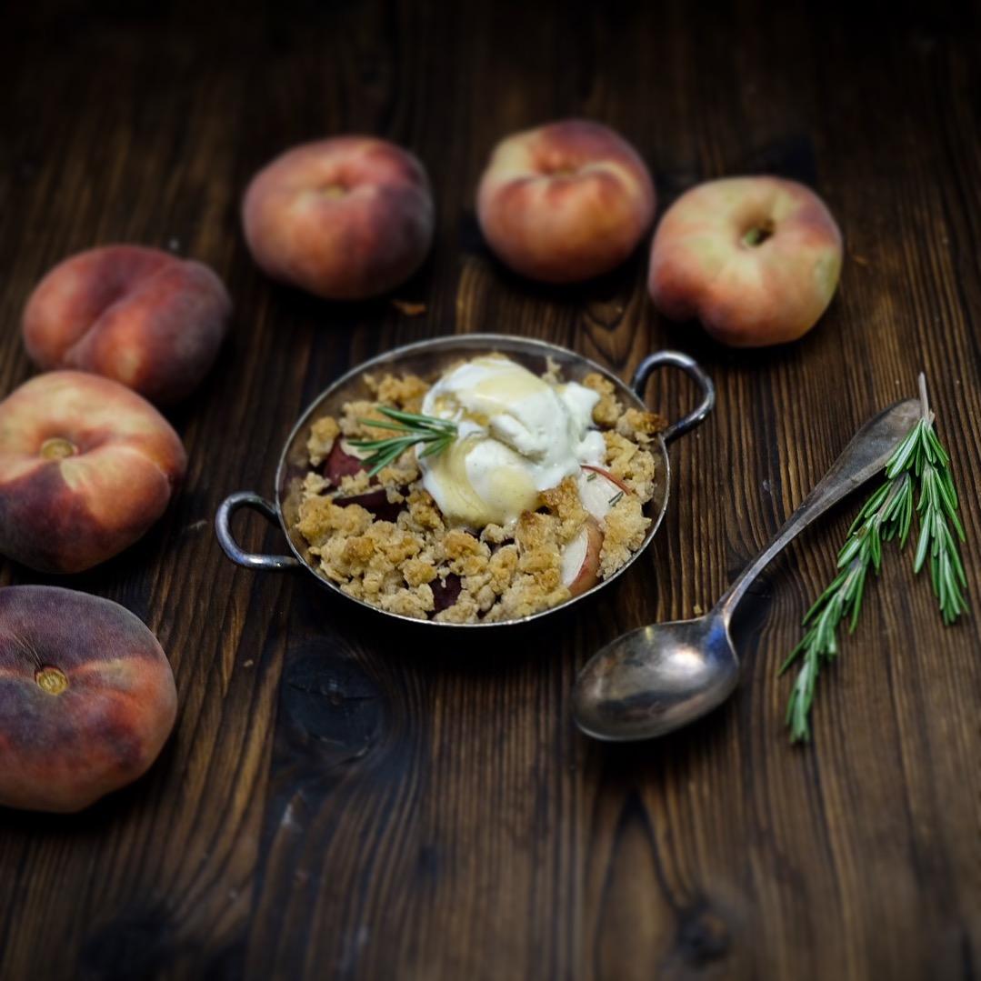 Rezeptbild: PFIRSICH CRUMBLE MIT ROSMARIN UND HONIG