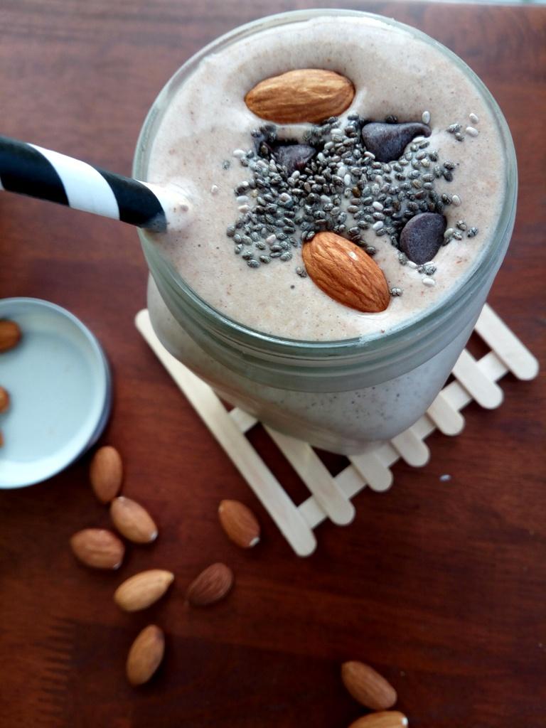 Rezeptbild: Cremiger Mandel-Schokoladen-Smoothie mit Chia-Powerkick