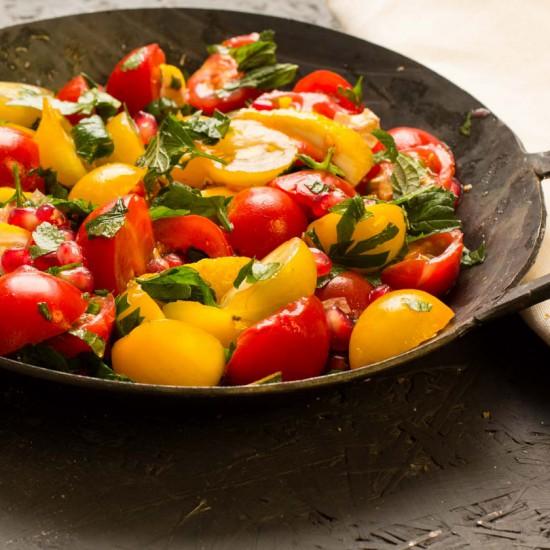 Rezeptbild: Bunter Tomatensalat mit gerösteten Zitronen