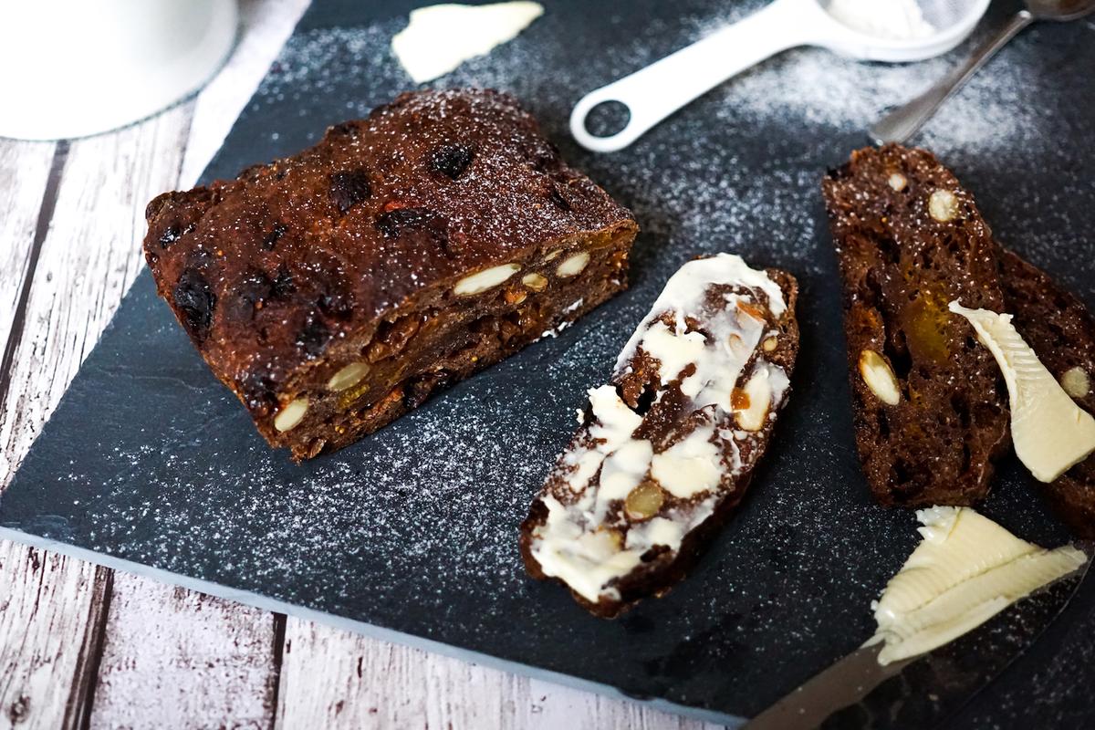 Rezeptbild: OMA’S FRÜCHTEBROT – GESUNDE NOSTALGIE ZUR WEIHNACHTSZEIT