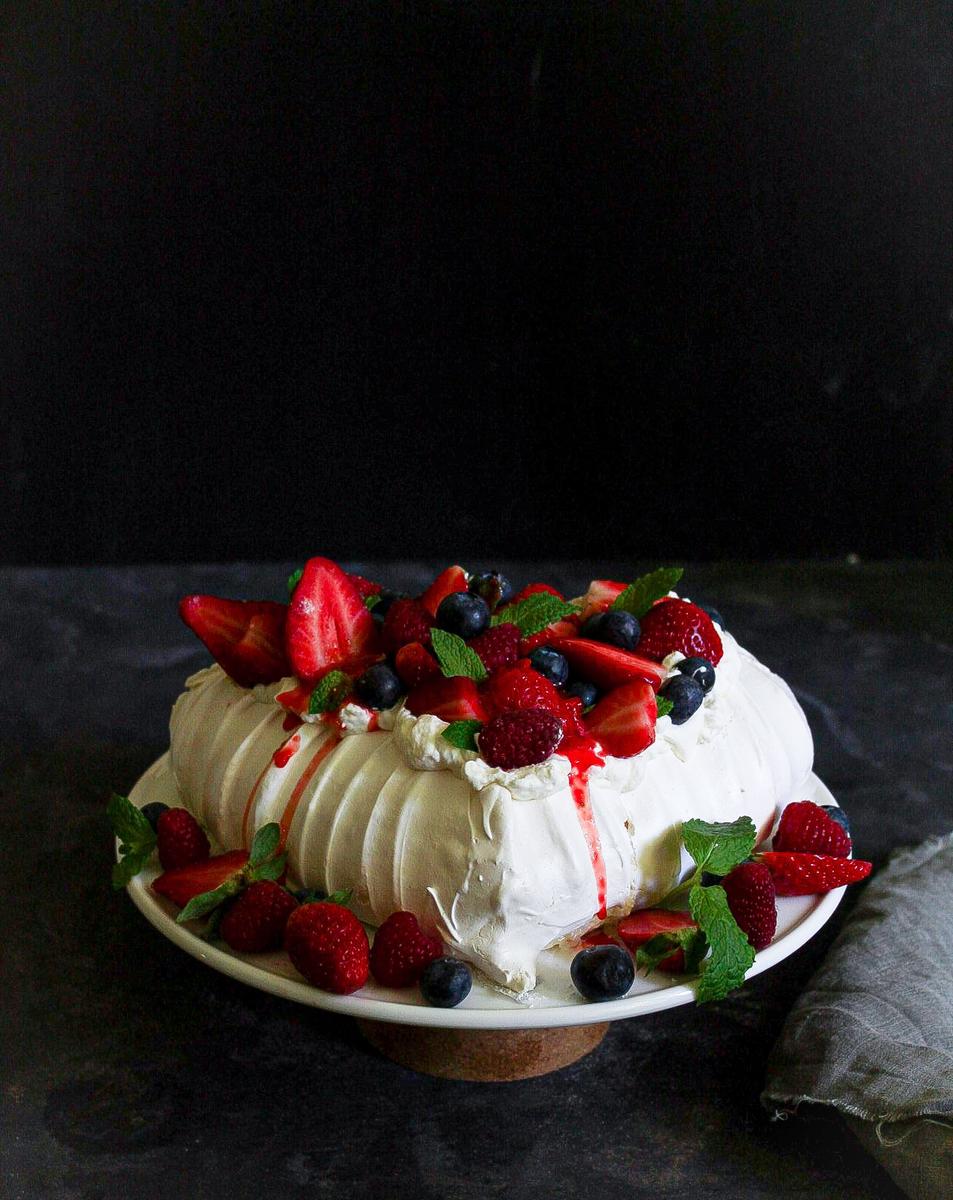 Rezeptbild: Pavlova Herz mit Beeren zum Muttertag